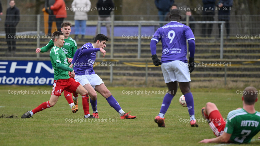 VfR Neumünster vs MTSV Hohenwestedt | Ilir Serifi (VfR #10) / Niklas Neitzke (MTSV #28) &amp; Thies Kochanski (MTSV #7 vorne) / Fußball-Oberliga Männer 2024/2025 / VfR Neumünster vs MTSV Hohenwestedt / VfR-Stadion / Neumünster / 16.03.25 - Realisiert mit Pictrs.com