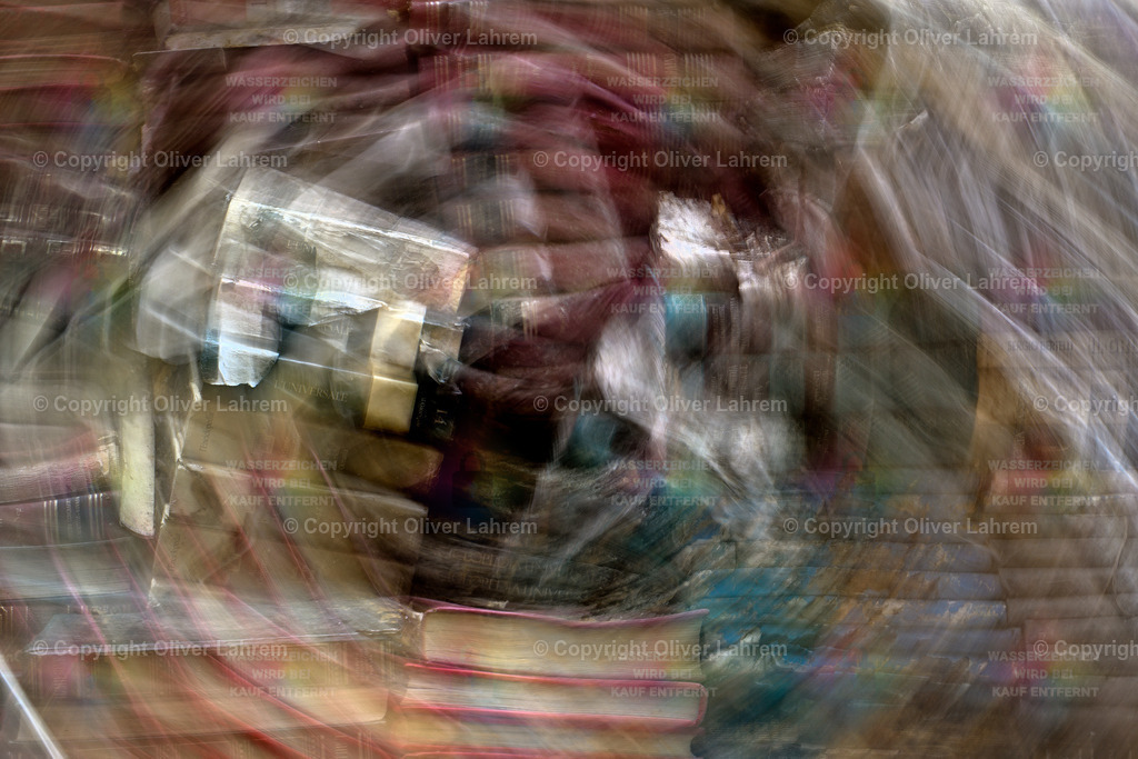 Der Bücherwirbel | Alles Dreht sich mit einem Stapel von alten Büchern