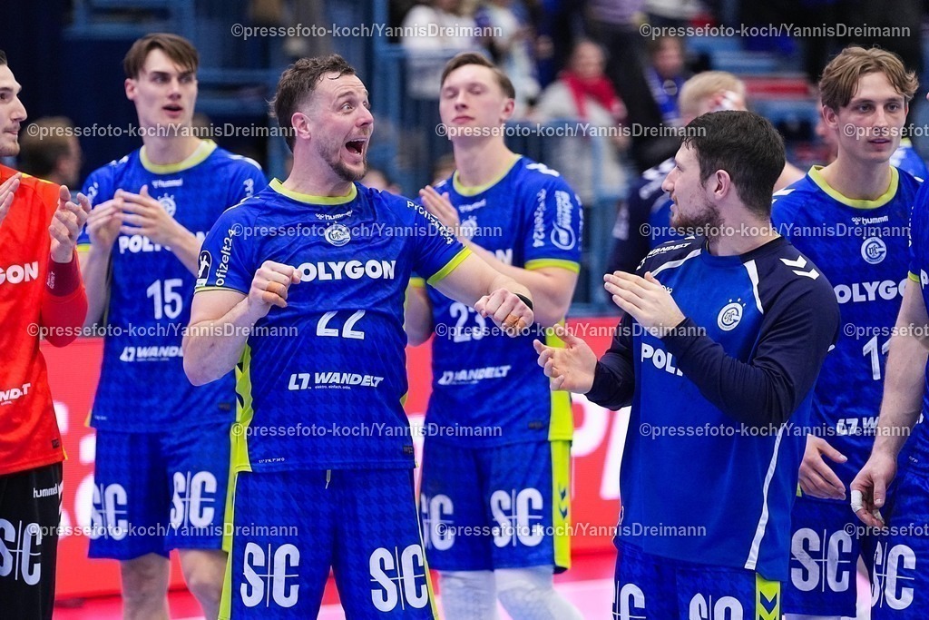 xYDRx22112502070 | 22.11.2025, xydrx, Handball, 1.HBL, VFL Gummersbach - SC DHfk Leipzig, Schwalbe-Arena: Kentin Mahe (VFL Gummersbach #22) und Joao Gomes (VFL Gummersbach #3) freuen sich über den Sieg