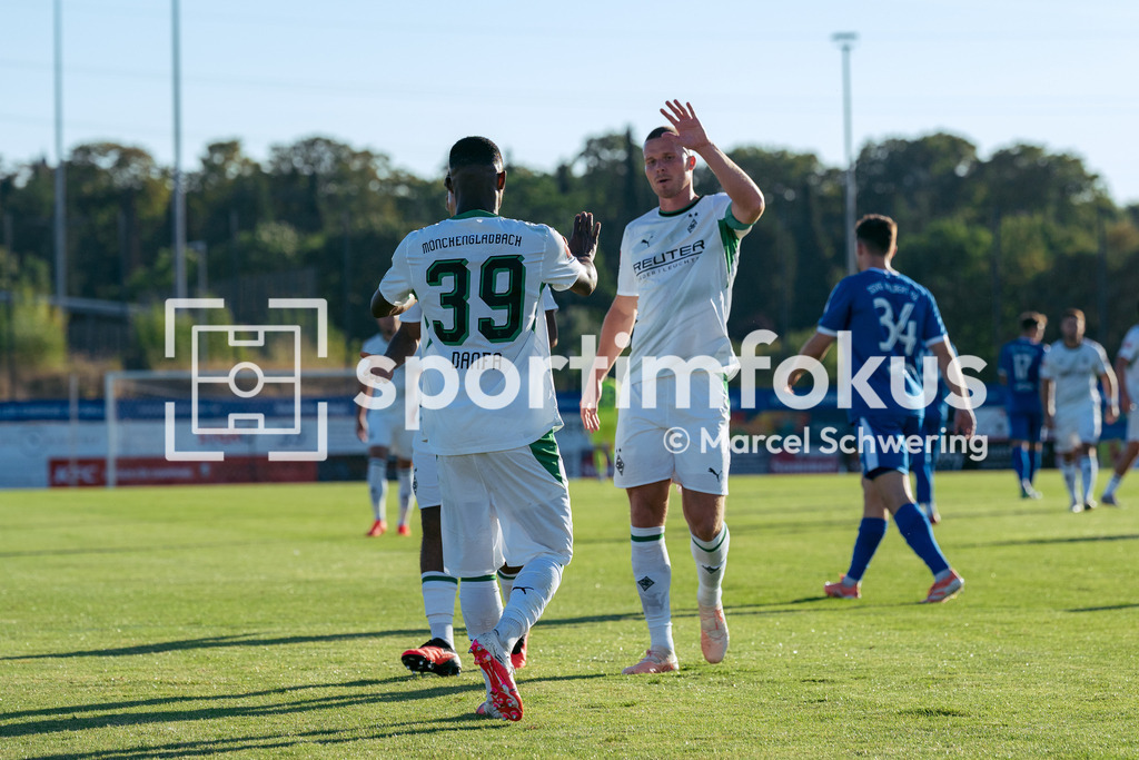 SSVg Velbert 02 – Borussia Mönchengladbach | Iaia Manco Danfa (Borussia Mönchengladbach) und Nico Elvedi (Borussia Mönchengladbach) beim Torjubel zum 0:3. Testspiel zwischen der SSVg Velbert 02 und Borussia Mönchengladbach in Velbert, 12.08.2026. Endstand: 0:8. sportimfokus / Marcel Schwering - Realisiert mit Pictrs.com