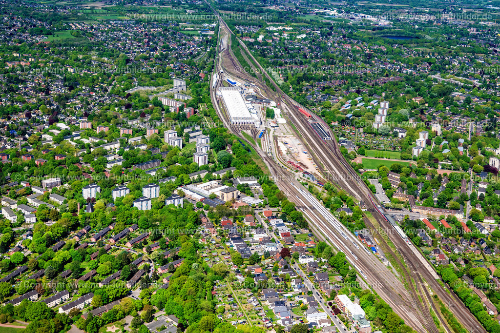 Hamburg_Eidelstedt_ICE Werk_Hamburgeidelstedt_ELS_4419010525 | HAMBURG 01.05.2025 Baustelle zum Neubau einer Instandhaltungswerkstatt, Bahnbetriebswerk und Ausbesserungswerk für die Wartung und Instandhaltung von Zug- Waggons " ICE Werk " an der Elbgaustraße im Ortsteil Eidelstedt in Hamburg, Deutschland. Weiterführende Informationen bei: Deutsche Bahn AG. // Railway depot and repair shop for maintenance and repair of trains " ICE Intercity Express " in the district Eidelstedt in Hamburg, Germany. Further information at: Deutsche Bahn AG. Foto: Martin Elsen