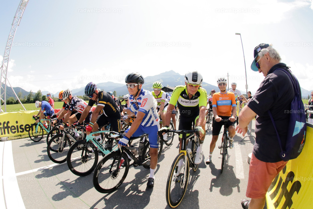 753_20230817_Bewerb_Maenner_Muehlanger | AUT - OESTERREICH, 2023-08-16: SPORT RENNRAD-FAHREN - 55. INTERNATIONALER RADWELTPOKAL IN ST. JOHANN IN TIROL  - Vintage-Radrennen mit WM-Bronze-Medaillen-Siegerin Christina Schweinberger, den Teilnehmer und Alexander Baumann (vom Orginastions-Team) - TAG 2 BEWERB MAENNER IN SECHS GRUPPEN  ; Foto: Roland Muehlanger