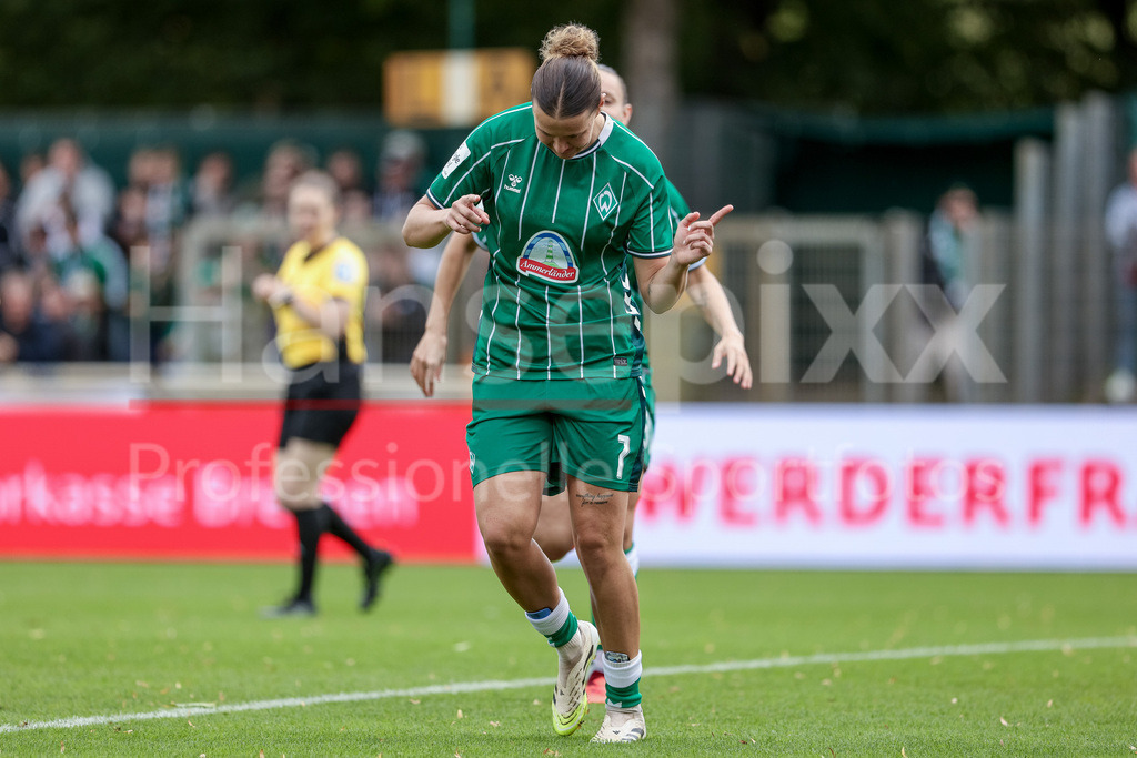 Fussball, Google Pixel Frauen-Bundesliga, SV Werder Bremen - TSG 1899 Hoffenheim | Torschützin Larissa Mühlhaus (SV Werder Bremen, 7) mit Torjubel, Jubel, jubeln, jubelt, optimistisch, Spielszene, Highlight, Freude über das Tor zum 1:0, DIE DFB-RICHTLINIEN UNTERSAGEN JEGLICHE NUTZUNG VON FOTOS ALS SEQUENZBILDER UND/ODER VIDEOÄHNLICHE FOTOSTRECKEN. DFB REGULATIONS PROHIBIT ANY USE OF PHOTOGRAPHS AS IMAGE SEQUENCES AND/OR QUASI-VIDEO.