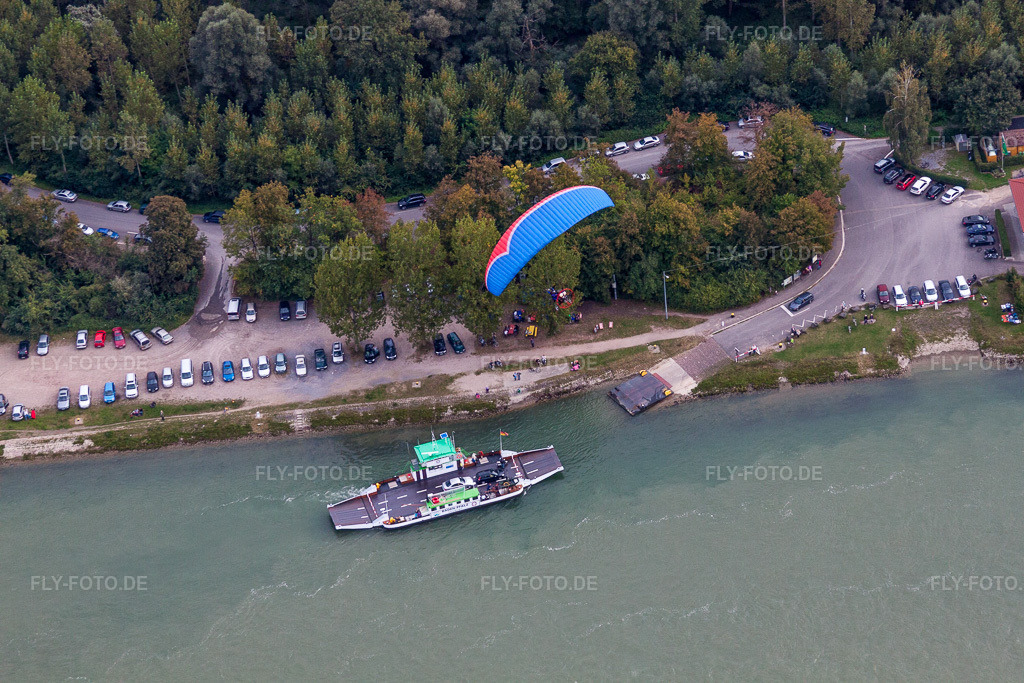 Luftbild: Fahrt der Autofähre Neuburg - Neuburgweier über den Rhein in Neuburg am Rhein im Bundesland Rheinland-Pfalz in Deutschland. Foto: IMG_53330.jpg vom 23.09.2012 durch Werner Riehm/FLY-FOTO.deRheinfähre in Neuburg und Neuburgweier