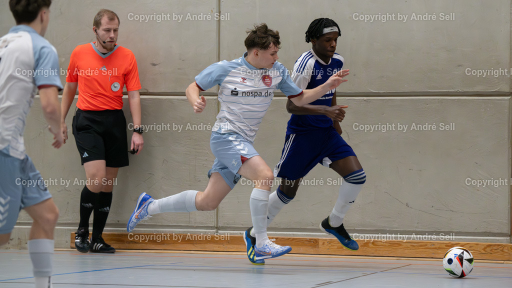 20250118_6936 | 21. A-Jugend-Turnier des VfR Neumünster um den KulturLokschuppen-Pokal 2025, VF 3 - VfR Neumünster lila (lila) vs. SC Weiche Flensburg (weiss), Nathanael Mianthezila (VfR lila #24) / Malte Nieuwenhuizen (Flensburg #17) - Realisiert mit Pictrs.com