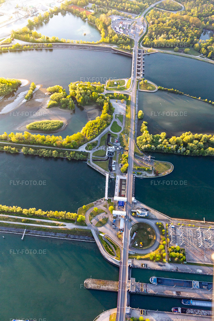 Luftbild: Schleusenanlagen und Fischtreppe am Ufer der Wasserstraße Rhein zwischen Gambsheim und Freistett im Ortsteil Freistett in Rheinau im Bundesland Baden-Württemberg in Deutschland. Foto: IMG_126546.jpg vom 25.04.2021 durch Werner Riehm/FLY-FOTO.de