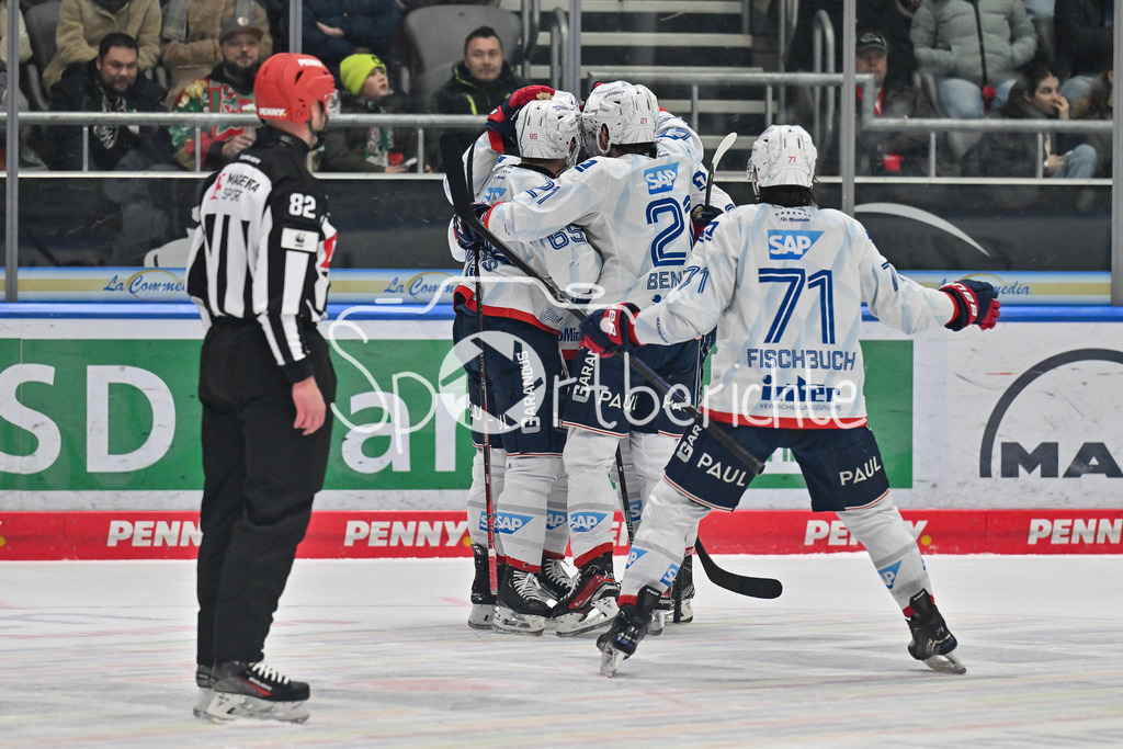 Augsburger Panther - Adler Mannheim | Jubel der Gaeste nach dem Treffer zum 0-2 durch Jordan SZWARZ (Adler Mannheim 14)  Freude / Happy / Tor / Torschuezte / DEL: Augsburger Panther - Adler Mannheim, Curt Frenzel Stadion am 26.12.2024