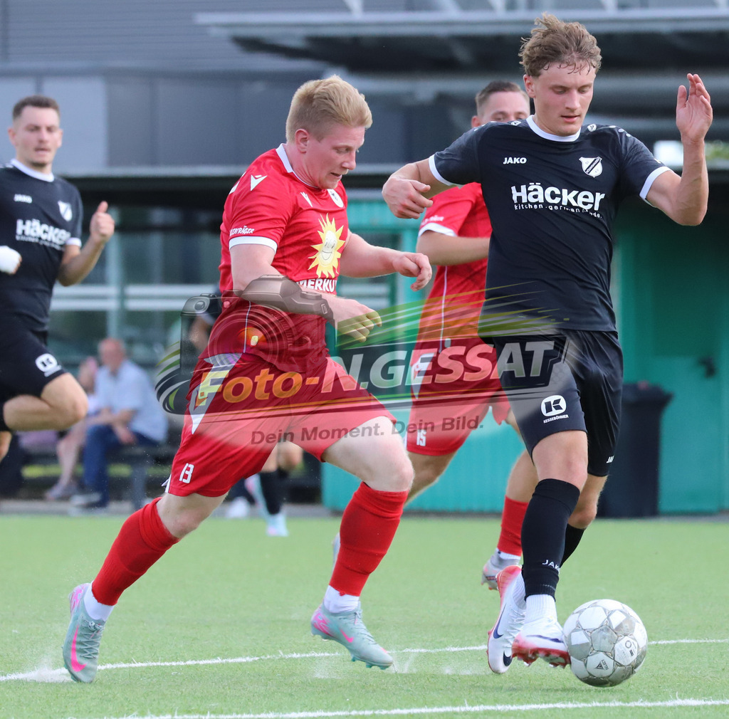 SV Rödinghausen II - FC Preußen Espelkamp | Auf dem Bild zu sehen: schwarz SV Rödinghausen II: Alessio Zschieschang ; rot FC Preußen Espelkamp: Rene FreimuthSV Rödinghausen II, FC Preußen Espelkamp, Saison 25/26, Westfalenliga, Rödinghausen, Deutschland - Realisiert mit Pictrs.com