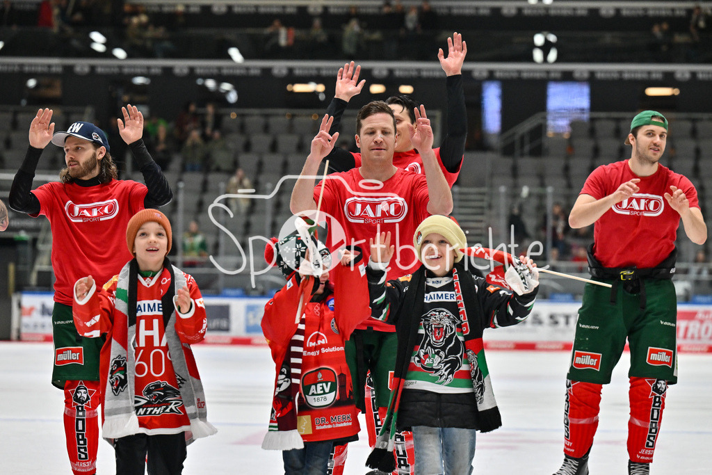 Augsburger Panther - Düsseldorfer EG | Die Panther feiern mit den Fans den Heimsieg gegen Duesseldorf / Jubel / Sieg / Freude / Happy / DEL: Augsburger Panther - Düsseldorfer EG, Curt Frenzel Stadion am 13.12.2024