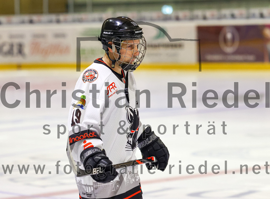 2022-09-30_078_TSV_Erding_gegen_EV_Dingolfing | Erding, Deutschland, 30.09.2022:
Eishockey, Bayernliga 2022 / 2023, Testspiel, TSV Erding gegen EV Dingolfing, Endergebnis: 3:4

Florian Meichel (EV Dingolfing, #19)

Foto: Christian Riedel / fotografie-riedel.net