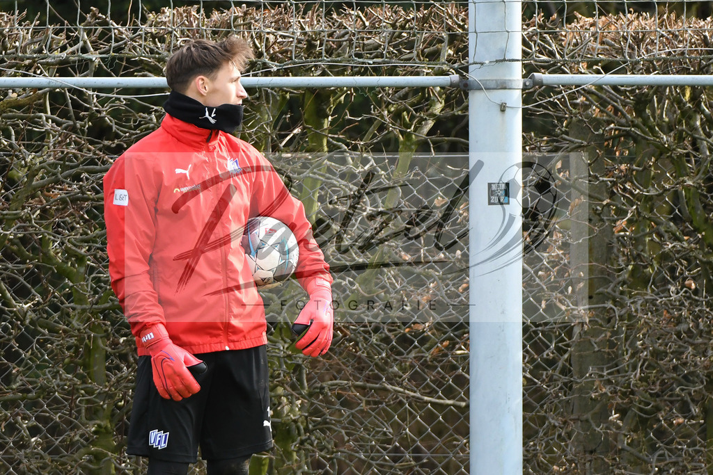 20200221_TRAOSN_0049 | Fussball, Herren: Torhueter Nils Koerber (VfL Osnabrueck) schaut waehrend der Trainingseinheit des VfL Osnabrueck im Sportpark Illoshoehe am 21.02.2020 in Osnabrueck, Deutschland. - Realisiert mit Pictrs.com