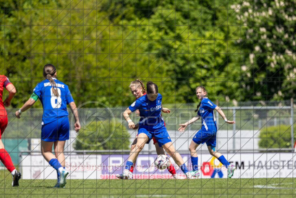 20250510_143212_0505 | #,1.FC Donzdorf (rot) vs. Karlsruher SC (blau), Fussball, EnBW-Oberliga B -Juniorinnen, 23. Spieltag, Saison 2024/2025, Rasenplatz, Lautertal Stadion, Süßener Straße 16, 73072 Donzdorf, 10.05.2025 - 14:00 Uhr,Foto: PhotoPeet-Sportfotografie/Peter Harich