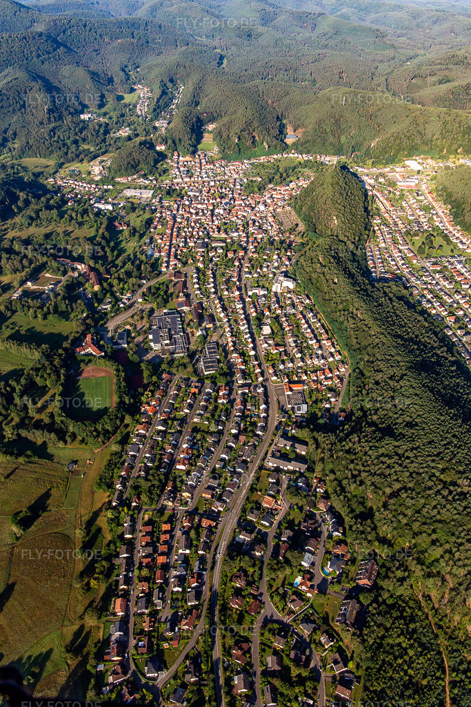 Luftbild: Ortsansicht von Nordwesten in Dahn im Bundesland Rheinland-Pfalz in Deutschland. Foto: IMG_143171.jpg vom 06.08.2024 durch Werner Riehm/FLY-FOTO.de