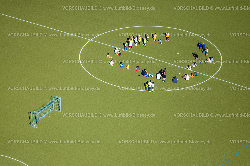 Sprockhoevel240811296Hasslinghausen | Luftbild, Jugendspieler und Jugendspielerinnen beim Sportraining im Mittelkreis, TuS Hasslinghausen 07 e.V. - Sportplatz Landringhauser Weg mit Tribüne, Fußballstadion und Leichtathletikstadion Haßlinghausen, Sprockhövel, Ruhrgebiet, Nordrhein-Westfalen, Deutschland