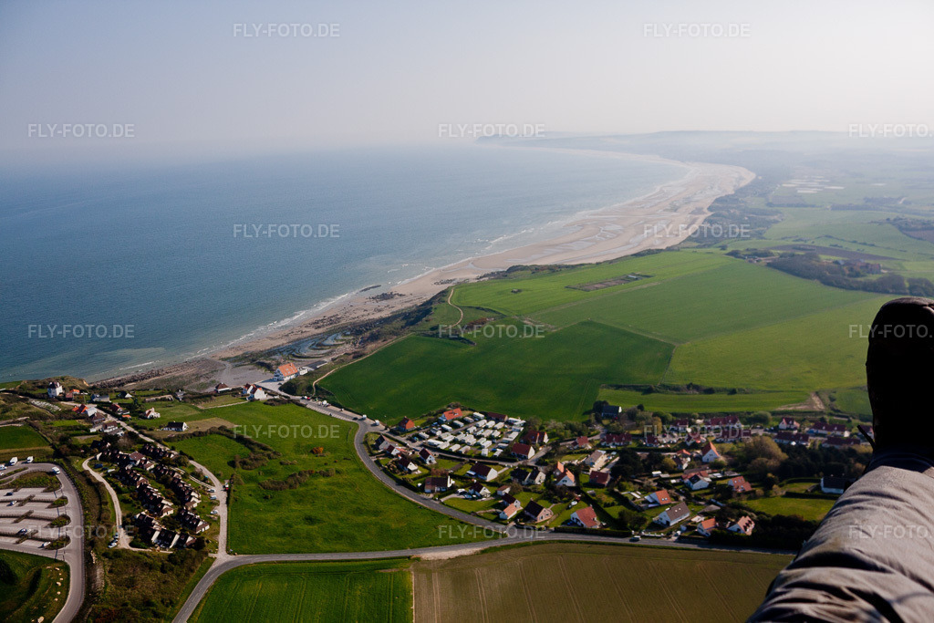 Luftbild: Cap Le Gris Nez - der geringste Abstand am Kanal zur englischen Küste in Audinghen im Bundesland Pas-de-Calais in Frankreich. – Foto: IMG_40198.jpg vom 18.04.2011 durch Werner Riehm/FLY-FOTO.de – Auflösung des Originals: 4752 x 3168 px