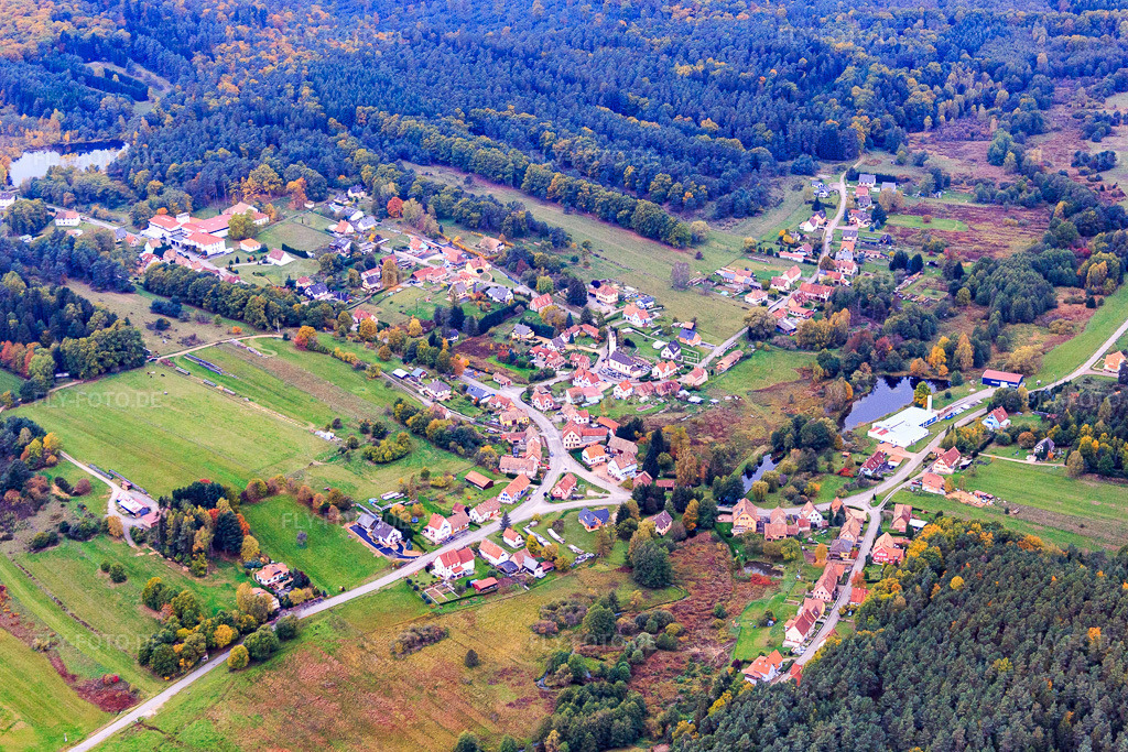 Luftbild: Ortsteil Neunhofen in Dambach im Bundesland Bas-Rhin in Frankreich. – Foto: IMG_084656.jpg vom 23.10.2015 durch Werner Riehm/FLY-FOTO.de – Auflösung des Originals: 5233 x 3489 px