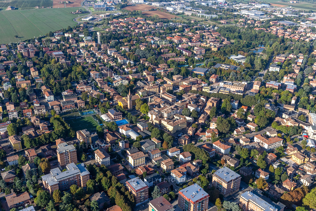 Aerial view: View of the town in Castelnuovo Rangone in the state Modena, Italy. – Photo: IMG_134907.jpg taken on 09/20/2022 by Werner Riehm/FLY-FOTO.com – Resolution of the original: 5167 x 3445 px