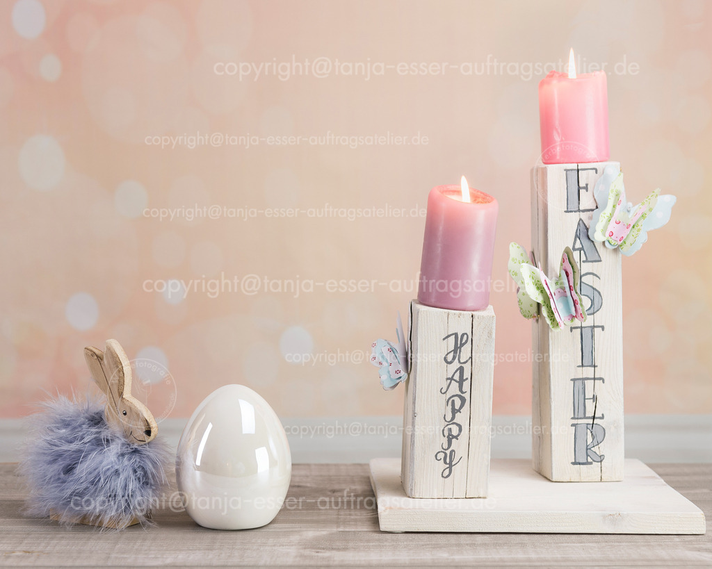 Happy easter bunny egg | Selbstgemachte Tischdekoration für Ostern. Weiß lackierte Kanthölzer. Englischer Text: happy easter in Lettering-Stil. Hasen, Schmetterlinge, Ostereier und Kerzen in Pastellfarben.