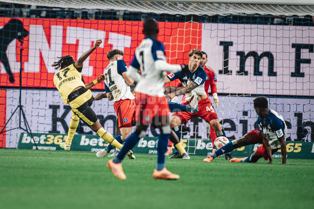 Fußball | Männer | Saison 2025/2026 | 1. Fußball-Bundesliga | 10. Spieltag | Hamburger SV vs. Borussia Dortmund | 08.11.2025 | Carney Chukwuemeka (#17, Borussia Dortmund) schießt ein Tor 1:0