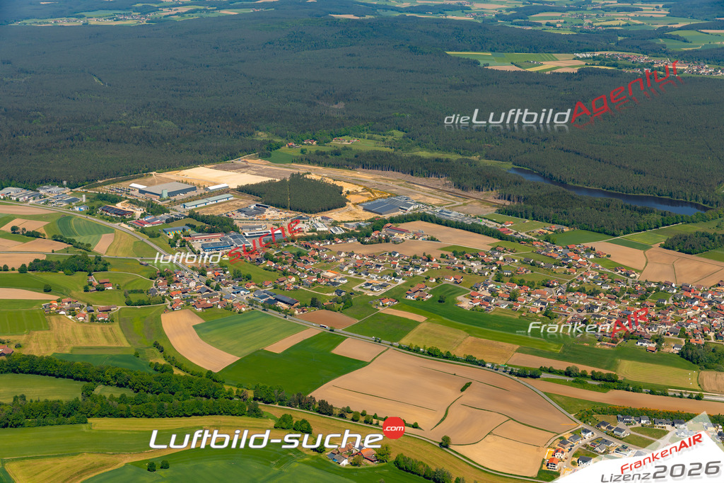 Das Luftbild zeigt : Mittelkreith Roding - Die Luftaufnahme wurde 2024 vom UL-Flugzeug aus erstellt ( keine Drohne ) - Hochauflösende Luftaufnahme - Für grossformatige Ausdrucke geeignet. Die Geschenkidee !Mit Lizenz und Bildrechte bestellbar