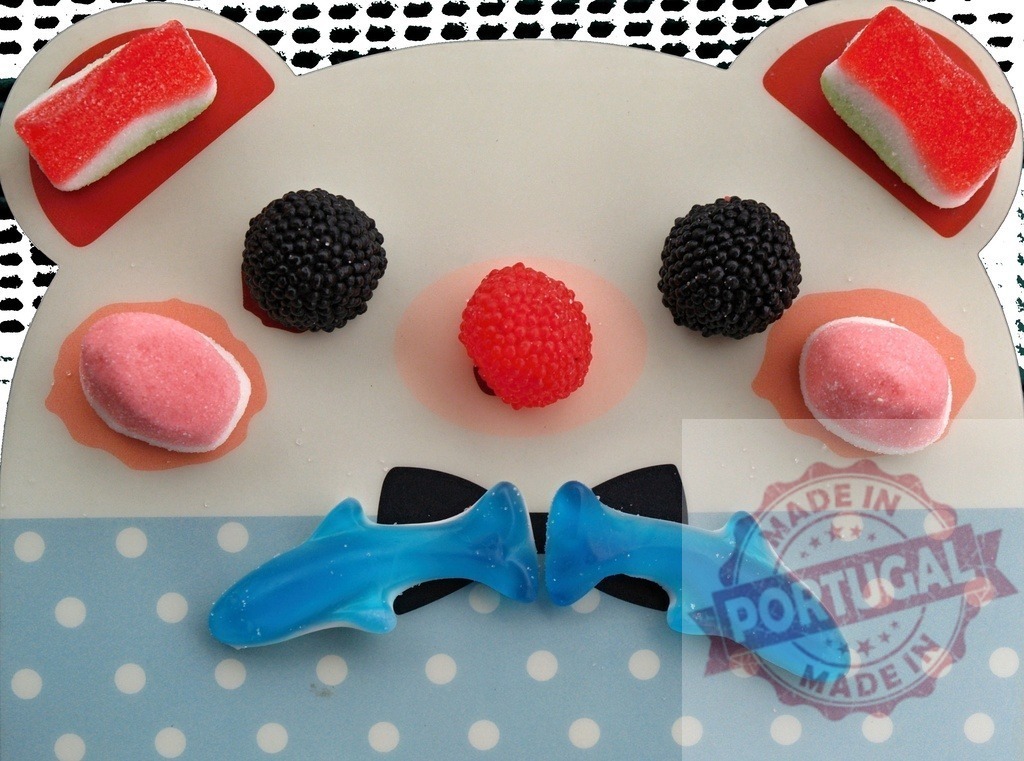 Gummy candy bear face decorating with various sweets | Gummy candies forming a playful bear face with different sweets for features - Realisiert mit Pictrs.com