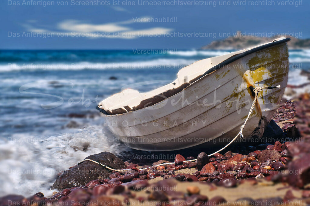 Wandbild Fischerboot am Strand | People- und Tierfotografie, Imageaufnahmen, Veranstaltungsfotografie und Wandbilder aus der Natur ★ Made in Germany ✔️ Druck + Downloads ✔️ Naturfotografie in Top Qualität ★ schneller Versand, weltweite Lieferung! - Realisiert mit Pictrs.com
