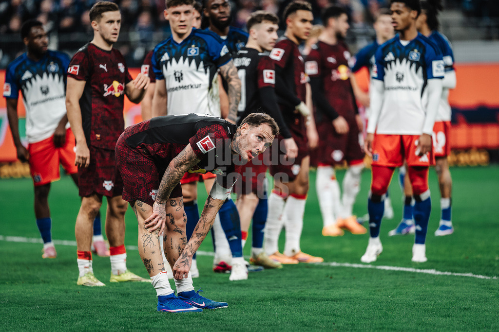 Fußball | Männer | Saison 2025/2026 | 1. Fußball-Bundesliga | 24. Spieltag | Hamburger SV vs. RB Leipzig | 01.03.2026 | David Raum (#22, RB Leipzig) richtet sich die Socken