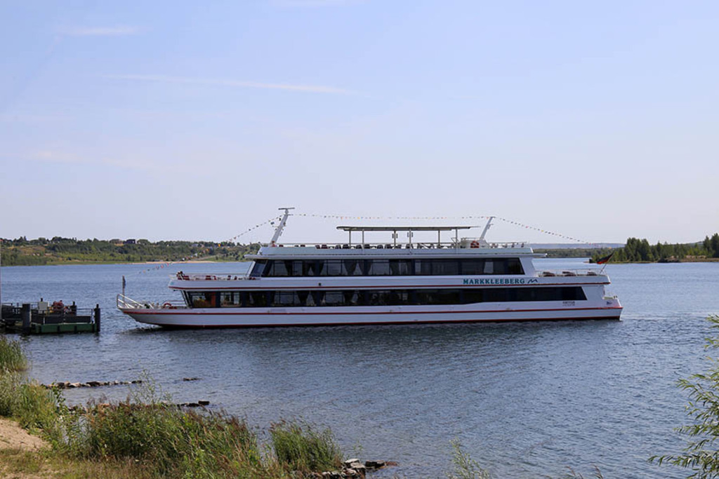 Foto: Leipzig - Markkleeberger See - Fahrgastschiff MS Markkleeberg | Das Team hinter BILDLEXIKON LEIPZIG bündelt historische wie aktuelle Informationen über die Stadt Leipzig in Text und Bild auf einer Plattform und stellt diese der interessierten Öffentlichkeit zur Verfügung.