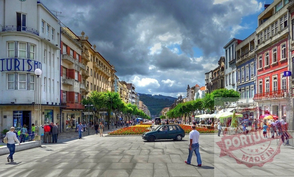 Viana do Castelo city street with historic architecture and people. Region Norte - Portugal | People walking and enjoying the vibrant Avenida dos Combatentes da Grande Guerra in Viana do Castelo - Realisiert mit Pictrs.com