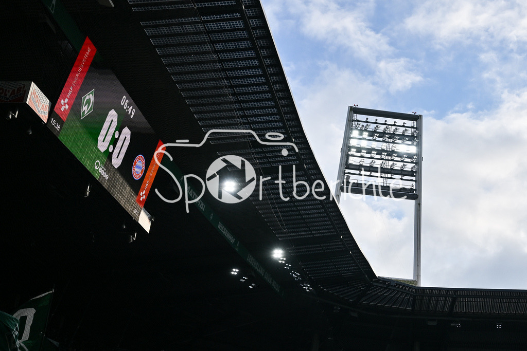 SV Werder Bremen - FC Bayern München | BREMEN, GERMANY - 14. FEBRUARY: im Bild der Flutlichtmasten im Westerstadion ( Symbolbild / Symbolfoto während dem Bundesligamatch zwischen dem SV Werder Bremen und dem FC Bayern München am 22. Spieltag im Weserstadion / DFL REGULATIONS PROHIBIT ANY USE OF PHOTOGRAPHS AS IMAGE SEQUENCES AND/OR QUASI-VIDEO