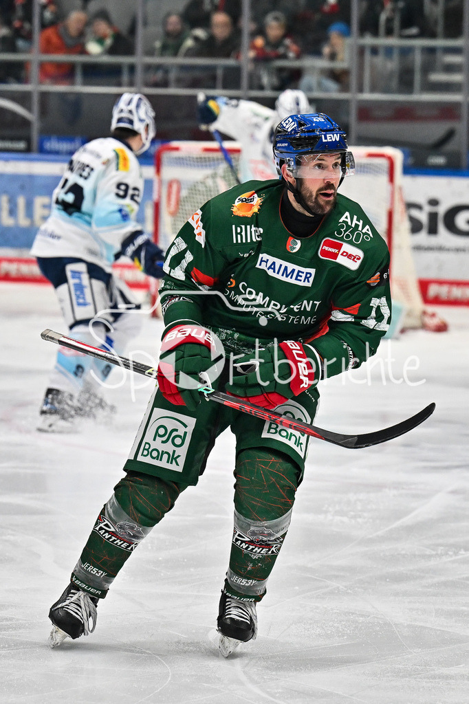 Augsburger Panther - Dresdner Eislöwen | AUGSBURG, GERMANY - 04. DECEMBER: im Bild Jason BAST (Augsburger Panther 11) / Einzelfoto / Freisteller während dem Match zwischen den Augsburger Panthern und den Dresdner Eislöwen am 25 Spieltag der PENNY DEL im Curt Frenzel Stadion