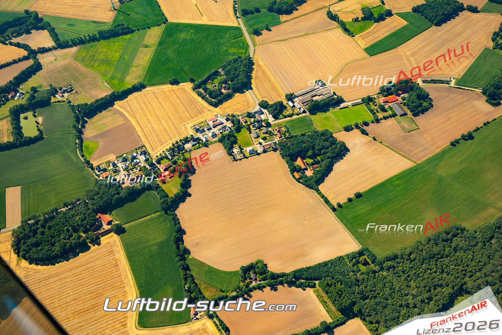 Aktuelles Luftbild von Carum Bakum - Die Luftaufnahme wurde 2022 mittels UL-Flugzeug erstellt ( keine Drohne ) - hochauflösende Kamera-Systeme von  Canon -Beste Qualität - Für grossformatige Ausdrucke geeignet. Die Geschenkidee !