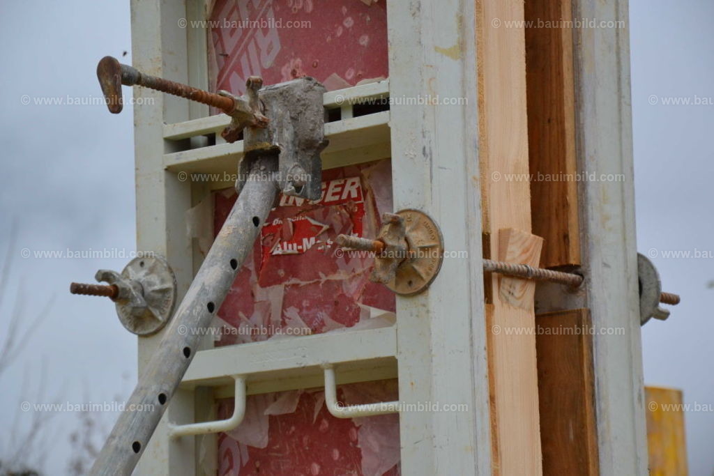 bib-lg04-betonarbeiten-0504 | Nach LV-Leistungsgruppen sortierte Detailfotos über den Bau eines Hauses. Alle Hausbau-Bilder direkt vom Urheber und Autor der Website Haus-Selber-Bauen.com