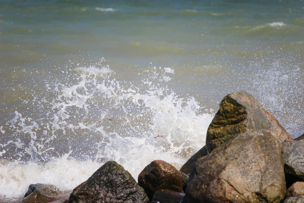 Wandbild: Wellen am Ostseestrand in Norgaardholz | Dieses Wandbild im Querformat zeigt die Brandung an der Steinmole in Norgaardholz. - Realisiert mit Pictrs.com