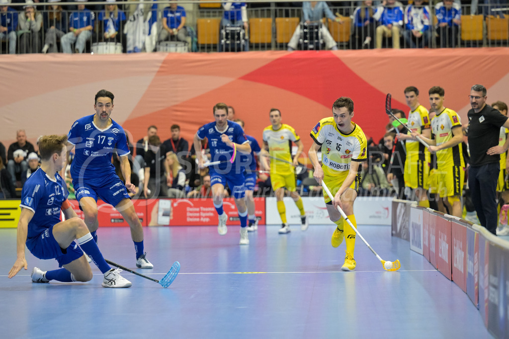 Zug United vs HC Rychenberg - 22. February 2025 | Zug United vs HC RychenbergSporthalle Wankdorf, BernManuel Matt (#15 HC Rychenberg Winterthur) gegen Tim Mock (#12 Zug United) und Adrian Uhr (#17 Zug United).Bild: Sportfotografie Markus Aeschimann | www.markus-aeschimann.ch - Realisiert mit Pictrs.com