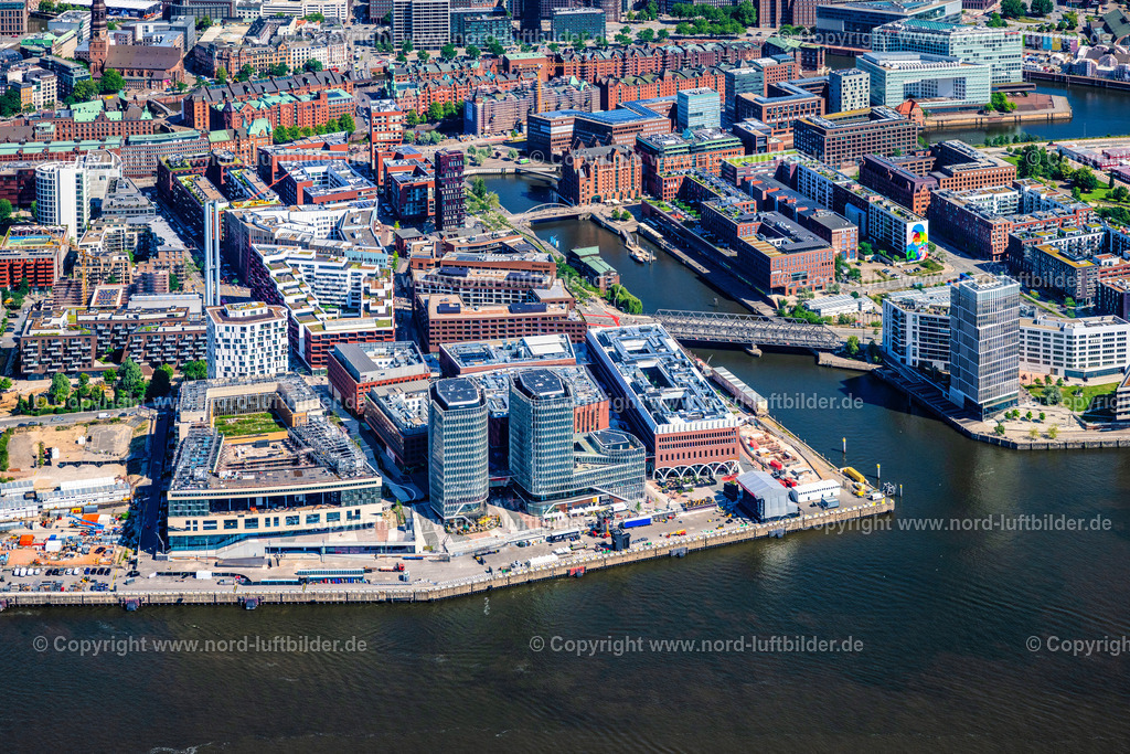 Hamburg_Westfield_Hafencity_ELS_0394200625 | HAMBURG 20.06.2025 Gebäudekomplexedes am Überseequartier am Chicagokai - Osakaallee im Bereich des ehemaligen Grasbrooks im Ortsteil Hafencity in Hamburg, Deutschland. Weiterführende Informationen bei: CHRISTIAN DE PORTZAMPARC,  Depenbrock Bau GmbH & Co. KG,  F + Z Baugesellschaft, Zweigniederlassung der Hecker Bau GmbH & Co. KG,  Stump-Franki Spezialtiefbau GmbH,  Unibail-Rodamco Germany GmbH,  Unibail-Rodamco ÜSQ Süd Quartiersmanagement GmbH. // Building complex at the Ueberseequartier on Chicagokai - Osakaallee in the area of the former Grasbrook in the Hafencity district of Hamburg, Germany. Further information at: CHRISTIAN DE PORTZAMPARC,  Depenbrock Bau GmbH & Co. KG,  F + Z Baugesellschaft, Zweigniederlassung der Hecker Bau GmbH & Co. KG,  Stump-Franki Spezialtiefbau GmbH,  Unibail-Rodamco Germany GmbH,  Unibail-Rodamco UeSQ Sued Quartiersmanagement GmbH. Foto: Martin Elsen