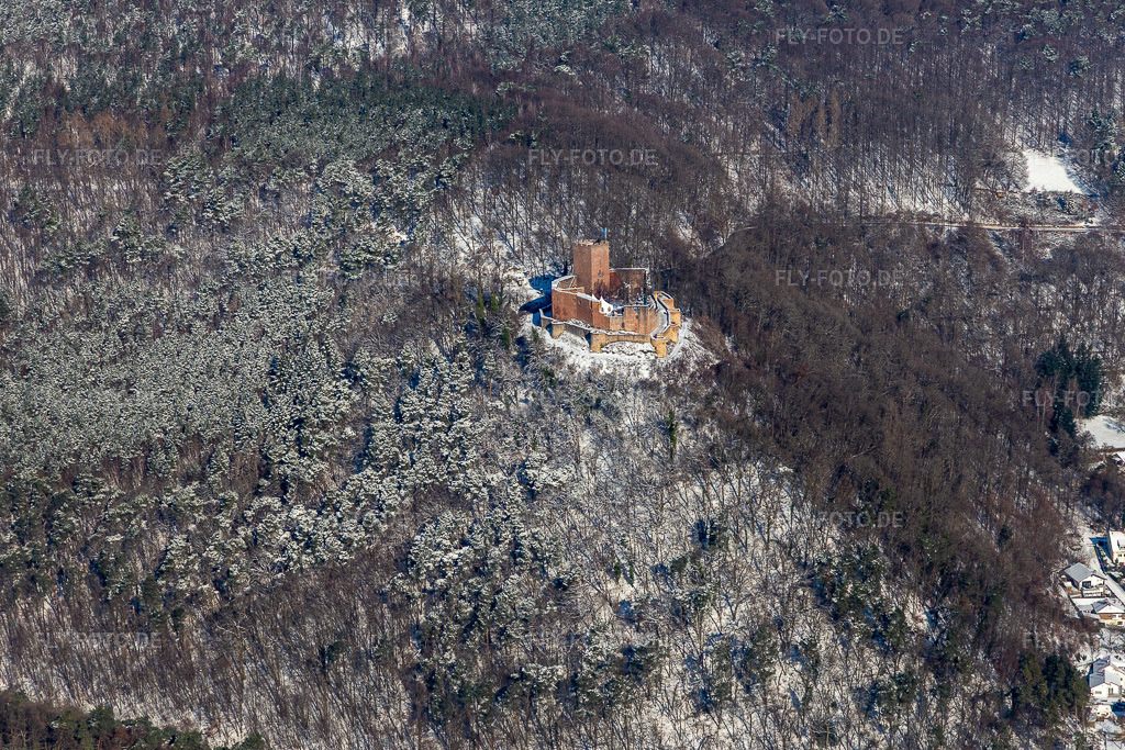 Luftbild: Winterlich schneebedeckte Ruine und Mauerreste der ehemaligen Burganlage Burg Landeck in Klingenmünster im Bundesland Rheinland-Pfalz in Deutschland. Foto: IMG_124418.jpg vom 11.02.2021 durch Werner Riehm/FLY-FOTO.de