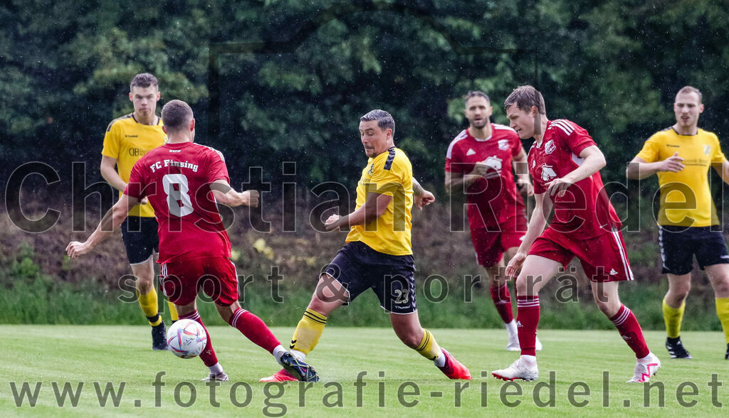 2023-07-29_025_FC_Finsing_gegen_SC_Kirchasch | Finsing, Deutschland, 29.07.2023:
Fußball, Kreisliga 2023 / 2024, 1. Spieltag, FC Finsing gegen SC Kirchasch, Endergebnis: 0:2

Kilian Schmitt (FC Finsing, #8), Alexander Mrowczynski (SC Kirchasch, #23), Fabian Kövener (FC Finsing, #12)

Foto: Christian Riedel / fotografie-riedel.net