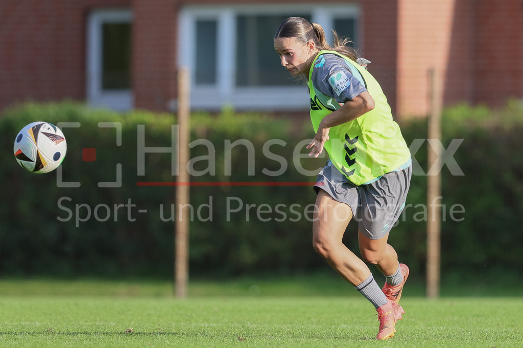 Fussball, Google Pixel Frauen-Bundesliga, Training SV Werder Bremen | v.li.: Tuana Mahmoud (SV Werder Bremen, 10) am Ball, Freisteller, Einzelbild, Ganzkörper, Aktion, Action, Spielszene