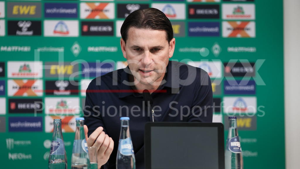 Fussball, Bundesliga, SV Werder Bremen - Borussia Mönchengladbach | v.li.: Seoane Gerardo (Trainer, Cheftrainer, Borussia Mönchengladbach) während der Pressekonferenz, Portrait, Nahaufnahme, Einzelfoto, Einzelbild, DIE DFL-RICHTLINIEN UNTERSAGEN JEGLICHE NUTZUNG VON FOTOS ALS SEQUENZBILDER UND/ODER VIDEOÄHNLICHE FOTOSTRECKEN. DFL REGULATIONS PROHIBIT ANY USE OF PHOTOGRAPHS AS IMAGE SEQUENCES AND/OR QUASI-VIDEO.