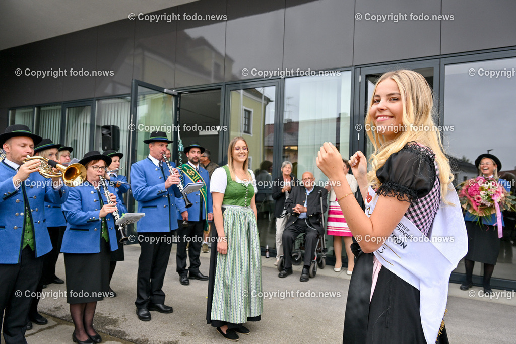 Hohenzell_ Empfang Miss Austria 2023_ Valentina Bleckenwegner_ 02.07.2023-21 | 02.07.2023, Hohenzell, AUT, Empfang Miss Austria 2023, Valentina Bleckenwegner, im Bild Valentina dirigiert die Musikkapelle Hohenzell