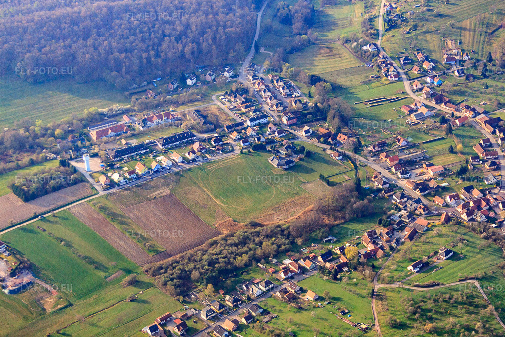 Vue aérienne: Rue des Cerfs à Langensoultzbach dans le département Bas Rhin, France – .Photo: IMG_63694.jpg prise le 30/03/2014 par Werner Riehm/FLY-FOTO.eu – Résolution de l'original: 4752 x 3168 px