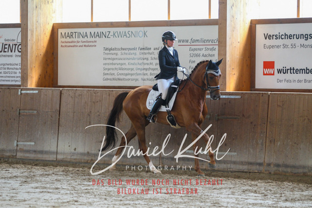 DKP43176 | Turnierfotos kaufen im Webshop von Daniel Kuhl Photography – entdecke professionelle Reitsportfotos aus Turnieren & Events. Hochwertige Turnierbilder online bestellen & sichern. Jetzt Fotos von Reitsportturnieren kaufen!