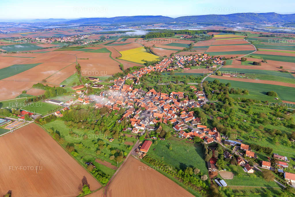 Vue aérienne: Vue d'ensemble du village depuis l'est à Hunspach dans le département Bas Rhin, France.Photo: IMG_113829.jpg prise le 29/04/2019 par Werner Riehm/FLY-FOTO.euRésolution de l'original: 5472 x 3648 px