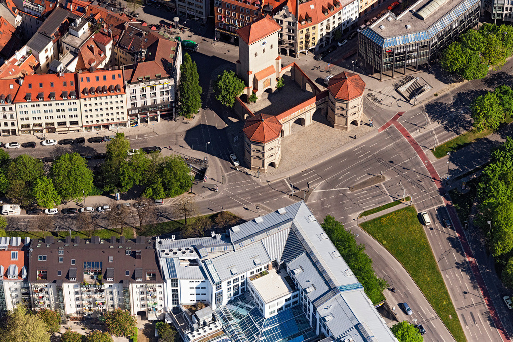 dr__0051925.jpg | MüNCHEN 23.04.2020 Sehenswürdigkeit und Tourismus- Attraktion des Geschichts- Denkmal " Isartor " in der Altstadt in München im Bundesland Bayern, Deutschland. // Visible and tourist attraction of the historical monument "Isartor" in Munich in the state Bavaria, Germany. Foto: Daniel Reiter