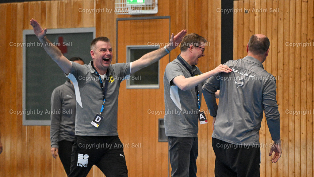 TSV Altenholz vs EHV Aue | Jubel über den Sieg beim Altenholzer Trainerteam Co-Trainer Tommy Fängler (TSVA) &amp; Co-Trainer Birger Ehmke (TSVA) &amp; Trainer Torge Greve (TSVA)/ Handball 3. Liga Nord-Ost Männer 2025/2026 / TSV Altenholz vs EHV Aue / Edgar-Meschkat-Halle / Altenholz / 18.04.26 - Realisiert mit Pictrs.com