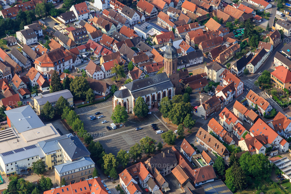 Luftbild: St. Georgskirche - Prot. Kirchengemeinde Kandel am Marktplatz in Kandel im Bundesland Rheinland-Pfalz in Deutschland. Foto: IMG_108986.jpg vom 15.07.2018 durch Werner Riehm/FLY-FOTO.deWWW.PROT-KIRCHE-KANDEL.DE