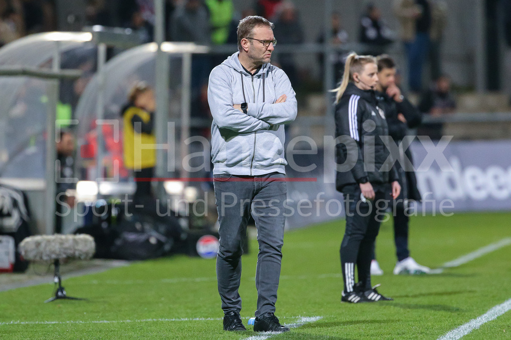 Fussball, Google Pixel Frauen-Bundesliga, Eintracht Frankfurt - SV Werder Bremen | v.li.: Thomas Horsch (Trainer, Cheftrainer, SV Werder Bremen), DIE DFB-RICHTLINIEN UNTERSAGEN JEGLICHE NUTZUNG VON FOTOS ALS SEQUENZBILDER UND/ODER VIDEOÄHNLICHE FOTOSTRECKEN. DFB REGULATIONS PROHIBIT ANY USE OF PHOTOGRAPHS AS IMAGE SEQUENCES AND/OR QUASI-VIDEO.