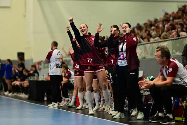 Handball I Frauen I Saison 2025-2026 I 2. HBF I 11. Spieltag I HL Buchholz 08-Rosengarten - HC Leipzig I 75909 | Jubel, Begeisterung, Enthusiasmus, Euphorie, Freude, Glücksgefühl, Heiterkeit bei: HL Buchholz 08-Rosengarten Bank - Realisiert mit Pictrs.com