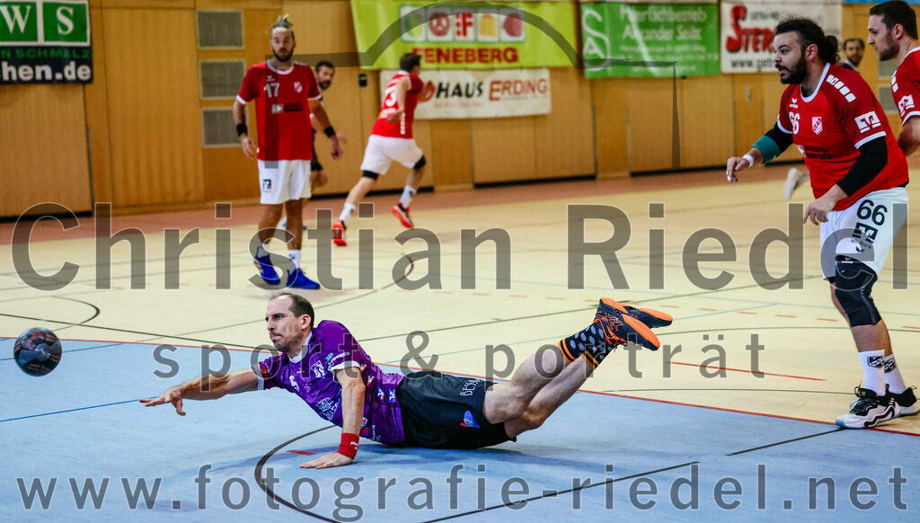 2023-10-21_018_SpVgg_Altenerding_III_gegen_TSV_Taufkirchen-Vils | Erding, Deutschland, 21.10.2023:
Handball, Bezirksklasse Männer Staffel Ost 2023 / 2024, 4. Spieltag, SpVgg Altenerding III gegen TSV Taufkirchen/Vils, Endergebnis: 27:32

Daniel Sagert (SpVgg Altenerding, #5), Patrick Mühlenbeck (TSV Taufkirchen/Vils, #66), Christoph Huber (TSV Taufkirchen/Vils, #25)

Foto: Christian Riedel / fotografie-riedel.net